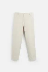 Pantalón de vestir color beige claro, de corte recto y confeccionado en lino.