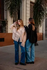 Camisa color beige con encaje en la parte delantera y en las mangas, de corte holgado.