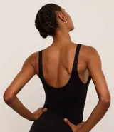 Mono deportivo negro de breteles finos, confeccionado en tejido rib seamless, con escote U y espalda decotada.