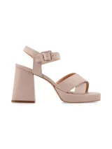 Sandalias de cuero color canela con plataforma y tacón ancho. Tiras cruzadas en el empeine y pulsera ajustable con hebilla en el tobillo.