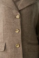 Tapado marrón de lana con cuello con solapa, manga larga, forrado, con bolsillos y cierre frontal con botones.