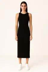 Vestido midi negro de algodón, corte al cuerpo y cuello a la base.