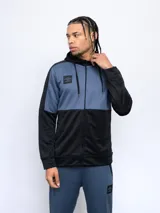 Campera Umbro con capucha, de french terry con cortes y cambio de color en azul y negro. Cierre frontal completo y logo estampado en el pecho.