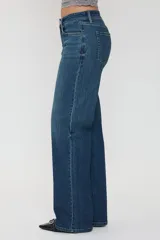 Jean de tiro bajo y pierna ancha, color azul denim. Diseño de estilo Y2K con corte favorecedor.