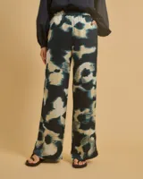 Pantalón de pierna ancha con cintura alta elástica y estampado abstracto en tonos azul y beige.