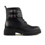 Bota de caña media color negro, con cordones y suela track. Presenta dos correas con hebillas plateadas y detalle de cuero texturizado en la parte superior.
