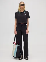 Chomba corta roja de algodón con cuello camisero con rayas celeste y negra. Logo bordado en el frente.