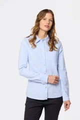 Camisa celeste con rayas verticales blancas, de corte clásico, cuello abotonado y manga larga.