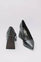 Zapato de tacón color naranja con textura croco, punta fina y tacón cuadrado forrado en cuero. Modelo Felicia New de cuero.