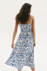 Vestido midi con estampado floral azul y blanco, breteles finos ajustables, escote cuadrado y cuerpo en punto smock.