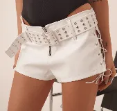 Short blanco de cuero sintético con cinturón con tachas y cordones laterales.