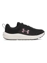 Championes de running Under Armour Charged Assert 10 para mujer, color negro con logo rosa y suela blanca.