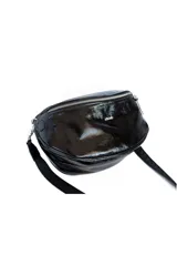 Riñonera negra de cuero charol con correa ajustable.