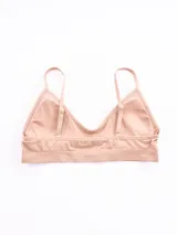 Top deportivo blanco sin costuras, con breteles finos y escote redondo.
