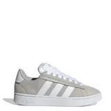 Championes Adidas Grand Court Alpha, color gris con detalles en blanco. Inspirados en el tenis de los años 80, confeccionados en material sintético tipo nobuk con entresuela Cloudfoam y suela de goma.