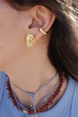 Collar regulable de bronce macizo con cuentas de piedra natural de cuarzo lima y jaspe rojo, y un dije central de labradorita.