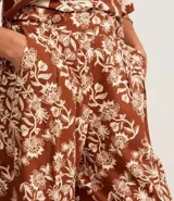 Pantalón pantalona con cintura alta, cintura ancha con botones forrados en los laterales y estampa tropical estilo pañuelo con flores.