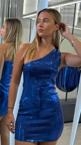 Vestido corto azul eléctrico de fiesta, con un solo hombro y lentejuelas.