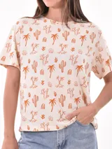 Remera de manga corta con estampado abstracto en tonos beige, negro y blanco.