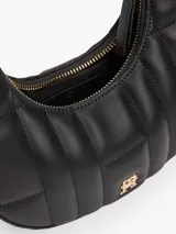 Cartera de hombro cruzada negra con diseño acolchado, silueta curva, insignia del monograma TH dorada, cierre de cremallera, correa ajustable, compartimento principal y bolsillo interior abierto.