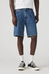 Bermuda de jean azul con corte relajado, tiro alto y largo a la rodilla.