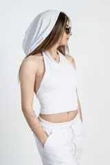 Musculosa negra con capucha y espalda descubierta.