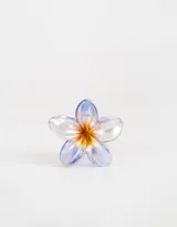 Broche para el pelo con forma de flor de plumeria en color lila con centro amarillo.