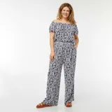 Mono largo de viscosa con estampado floral en tonos azul y blanco, con escote elástico con hombros descubiertos y corte holgado.