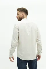 Camisa de lino azul marino con cuello mao, corte semi slim y logo bordado en el pecho.