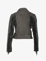 Chaqueta de cuero color marrón con corte entallado, cierre frontal asimétrico con cremallera, cuello con solapas de muesca y flecos decorativos en las mangas.