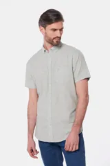 Camisa celeste de lino y algodón, de manga corta, con cuello abotonado y bolsillo en el pecho.