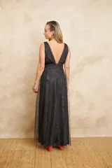 Vestido largo de microtul negro con detalles plateados, doble escote en V y volado en gajos.