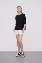Remera negra de corte ancho y mangas cortas.