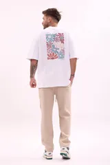 Pantalón de jogging color beige, de corte recto y tiro medio, con cintura elástica ajustable con cordón.