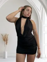 Vestido corto azul eléctrico con escote halter y espalda descubierta.