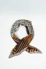 Pañuelo plisado con estampado abstracto en tonos marrón, beige, blanco y negro.