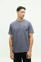 Remera negra de manga corta con bolsillo frontal y logo estampado.