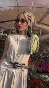 Bandolera compacta de símil cuero color rojo, con correa regulable y desmontable. Posee apertura superior, bolsillo frontal con cierre y bolsillo trasero abierto.