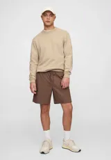 Short de hombre color azul marino, corte recto y largo a la rodilla.