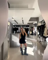Minivestido negro de tul con espalda descubierta y tirantes finos.