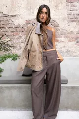 Cazadora color beige con apliques de pedrería y detalles en color marrón.