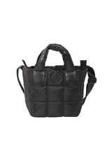 Bandolera de nylon negro con diseño acolchado y múltiples bolsillos, correa ajustable.
