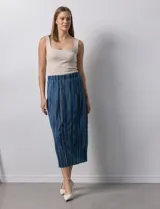 Falda midi plisada de satén con rayas verticales azules y pretina elástica.