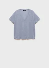 Camiseta celeste de lino con cuello en V y mangas cortas.