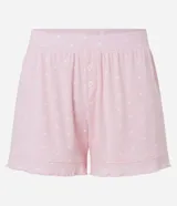 Short de pijama rosado con estampado de corazones, cintura elástica, botones decorativos y volados en el ruedo.