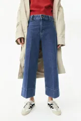 Jeans de pierna ancha en denim de algodón con leve stretch, tiro alto, corte holgado de muslo a bajo, largo cropped y bolsillos de parche atrás.