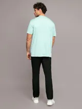 Remera celeste de algodón con cuello redondo y logo de Calvin Klein estampado en el pecho dentro de un recuadro blanco.