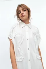 Vestido camisero midi blanco con rulos de microtul en mangas, frente y espalda.