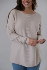 Sweater color beige de punto con cuello redondo y corte recto.
