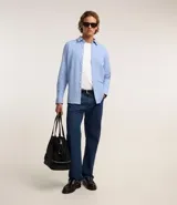 Camisa de vestir celeste en modelo slim fit, con cuello inglés, abotonada adelante, de manga larga con botones en los puños. Confeccionada con tecnología easy care performance que permite mayor elasticidad, secado rápido y menos arrugas.